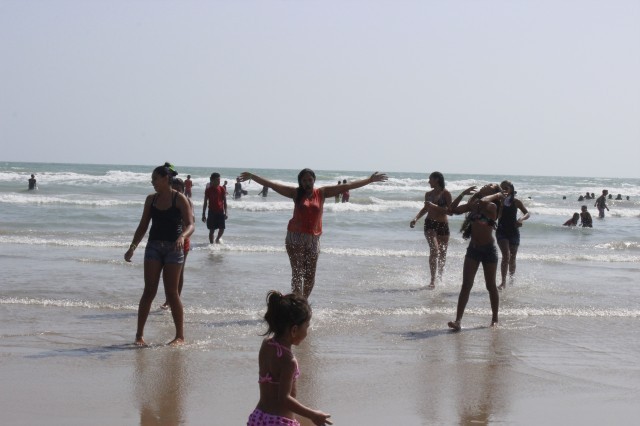 Prefeita leva jovens e  pessoas da terceira idade para o litoral piauiense - Imagem 77