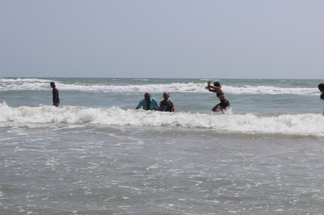 Prefeita leva jovens e  pessoas da terceira idade para o litoral piauiense - Imagem 94