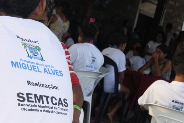 Prefeita leva jovens e  pessoas da terceira idade para o litoral piauiense - Imagem 41