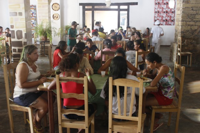 Prefeita leva jovens e  pessoas da terceira idade para o litoral piauiense - Imagem 138