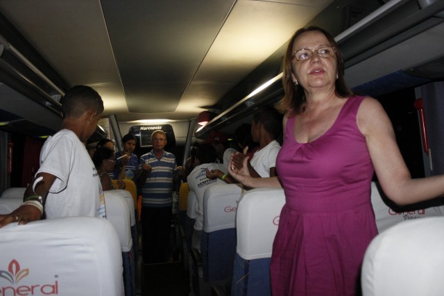 Prefeita leva jovens e  pessoas da terceira idade para o litoral piauiense - Imagem 22