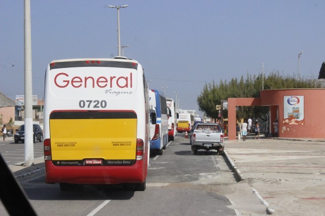 Prefeita leva jovens e  pessoas da terceira idade para o litoral piauiense - Imagem 62