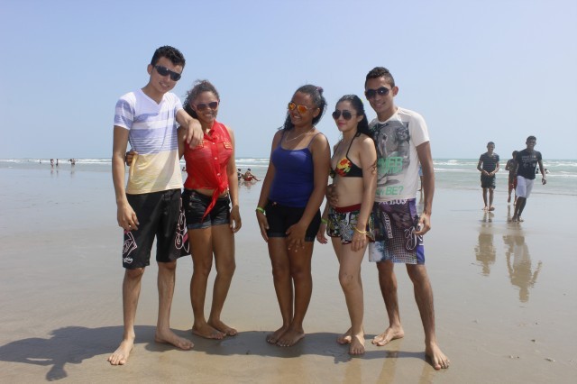 Prefeita leva jovens e  pessoas da terceira idade para o litoral piauiense - Imagem 101