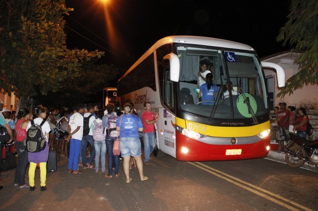 Prefeita leva jovens e  pessoas da terceira idade para o litoral piauiense - Imagem 5
