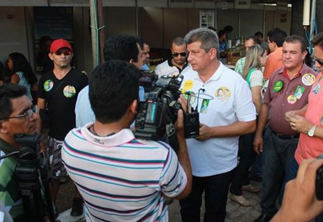 Governador prestigia a Festa do Bode em Batalha e é saudado pela população - Imagem 8