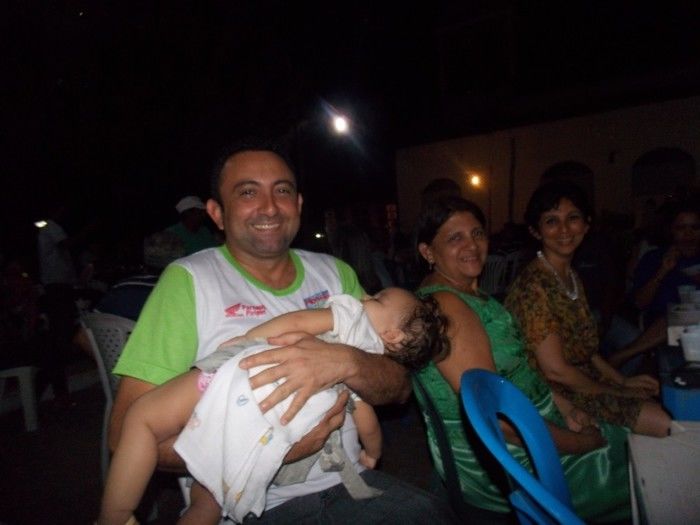 Mesmo sem energia muita gente no espaço da Barraca Paroquial no espaço da Igreja Matriz - Imagem 13