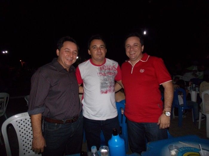 Mesmo sem energia muita gente no espaço da Barraca Paroquial no espaço da Igreja Matriz - Imagem 4