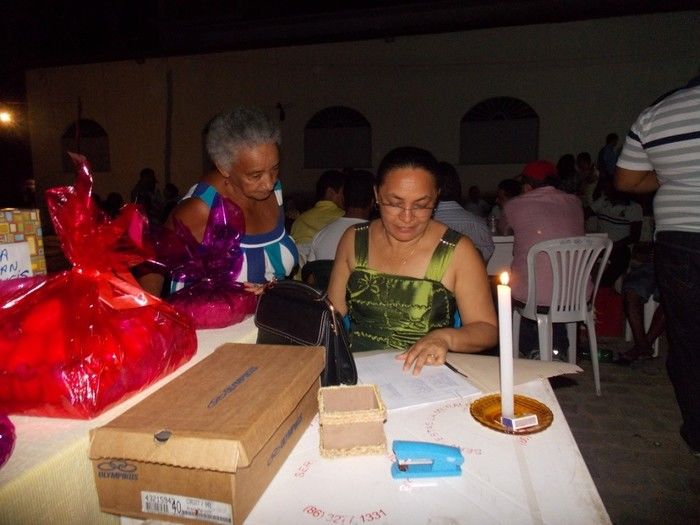 Mesmo sem energia muita gente no espaço da Barraca Paroquial no espaço da Igreja Matriz - Imagem 23