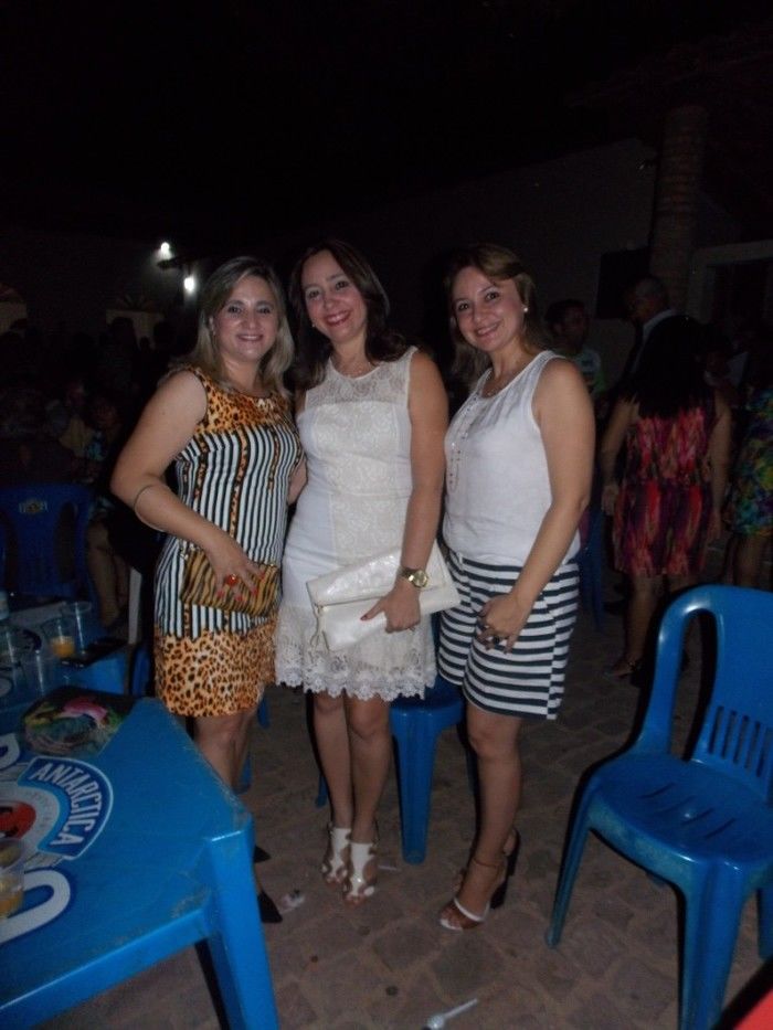 Mesmo sem energia muita gente no espaço da Barraca Paroquial no espaço da Igreja Matriz - Imagem 3