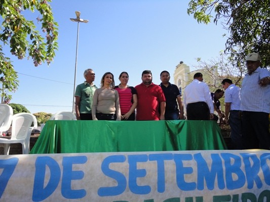 Prefeito e autoridades participam do desfile de 7 de setembro  - Imagem 46