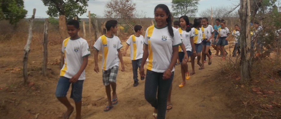 Escola Rural promove desfile cívico por estradas vicinais da comunidade 