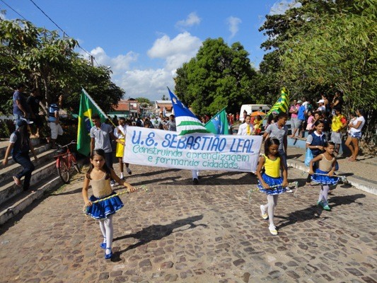 Prefeito e autoridades participam do desfile de 7 de setembro  - Imagem 10