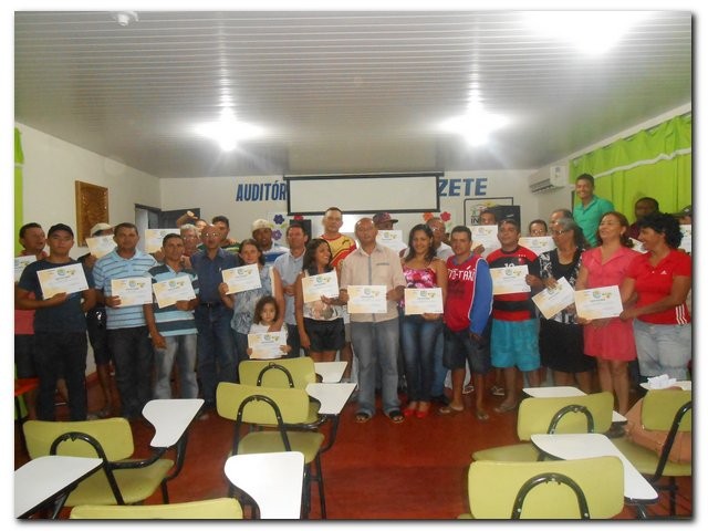 Pedreiros são diplomados em Inhuma, entrega de certificados - Imagem 42