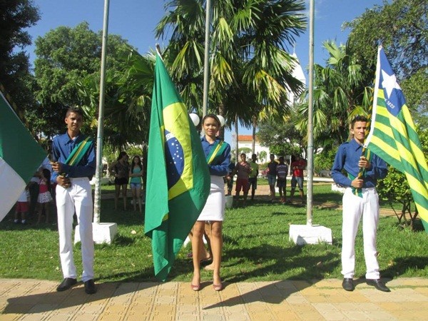 Público prestigia Desfile Cívico das escolas municipais que tiveram educação, avanço e desafio como tema - Imagem 7