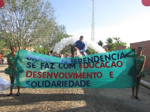 Público prestigia Desfile Cívico das escolas municipais que tiveram educação, avanço e desafio como tema - Imagem 87