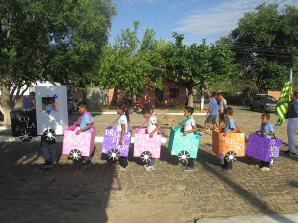 Público prestigia Desfile Cívico das escolas municipais que tiveram educação, avanço e desafio como tema - Imagem 94