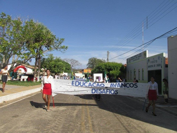 Público prestigia Desfile Cívico das escolas municipais que tiveram educação, avanço e desafio como tema - Imagem 4