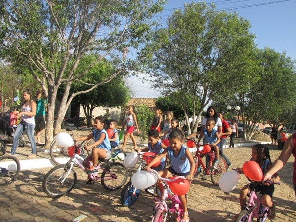Público prestigia Desfile Cívico das escolas municipais que tiveram educação, avanço e desafio como tema - Imagem 66