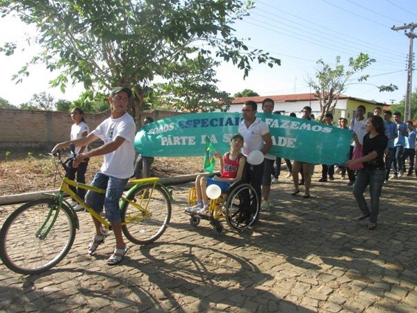 Público prestigia Desfile Cívico das escolas municipais que tiveram educação, avanço e desafio como tema - Imagem 76