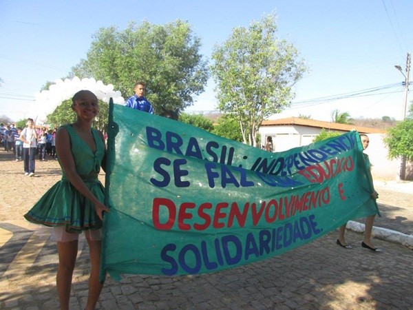 Público prestigia Desfile Cívico das escolas municipais que tiveram educação, avanço e desafio como tema - Imagem 11
