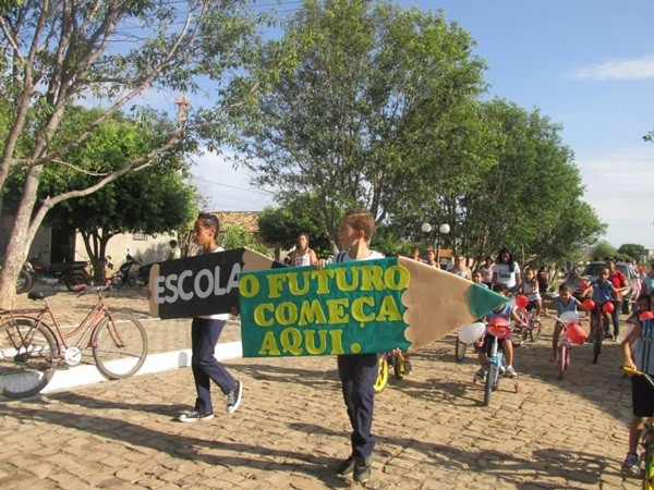 Público prestigia Desfile Cívico das escolas municipais que tiveram educação, avanço e desafio como tema - Imagem 22