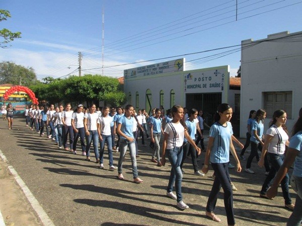 Público prestigia Desfile Cívico das escolas municipais que tiveram educação, avanço e desafio como tema - Imagem 18
