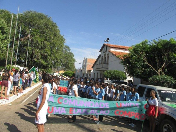 Público prestigia Desfile Cívico das escolas municipais que tiveram educação, avanço e desafio como tema - Imagem 32