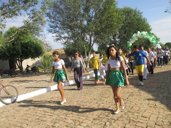 Público prestigia Desfile Cívico das escolas municipais que tiveram educação, avanço e desafio como tema - Imagem 80