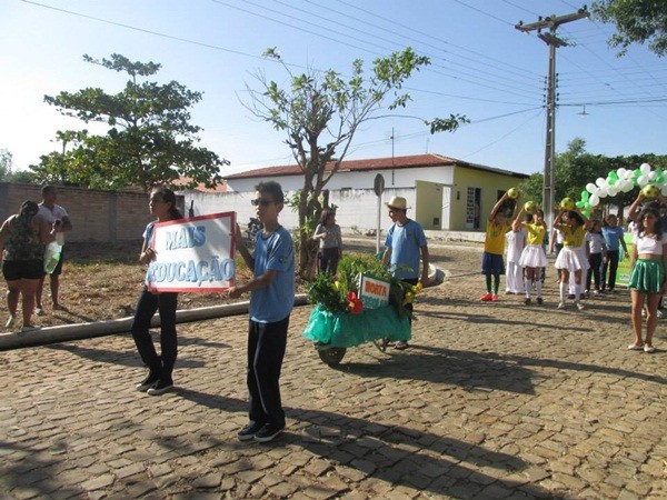 Público prestigia Desfile Cívico das escolas municipais que tiveram educação, avanço e desafio como tema - Imagem 53