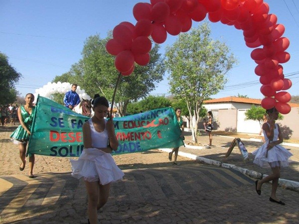 Público prestigia Desfile Cívico das escolas municipais que tiveram educação, avanço e desafio como tema - Imagem 37