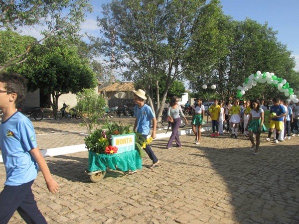 Público prestigia Desfile Cívico das escolas municipais que tiveram educação, avanço e desafio como tema - Imagem 102