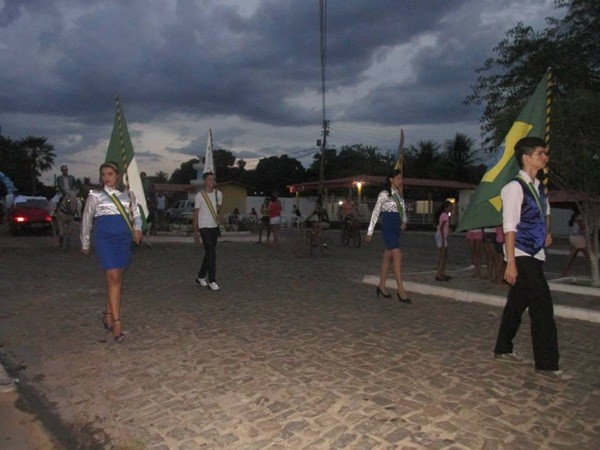 UESM realiza desfile cívico com o tema: “50 anos de educação de qualidade transformando vidas” - Imagem 46