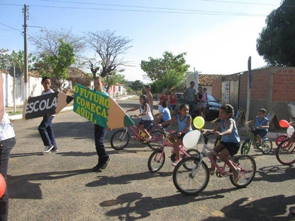 Público prestigia Desfile Cívico das escolas municipais que tiveram educação, avanço e desafio como tema - Imagem 3