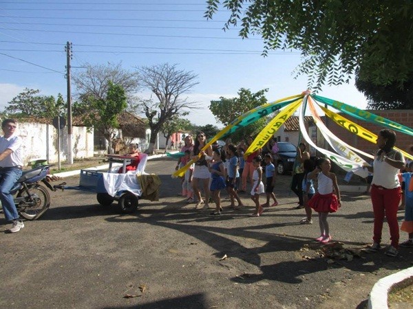 Público prestigia Desfile Cívico das escolas municipais que tiveram educação, avanço e desafio como tema - Imagem 97