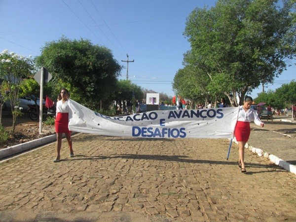 Público prestigia Desfile Cívico das escolas municipais que tiveram educação, avanço e desafio como tema - Imagem 75