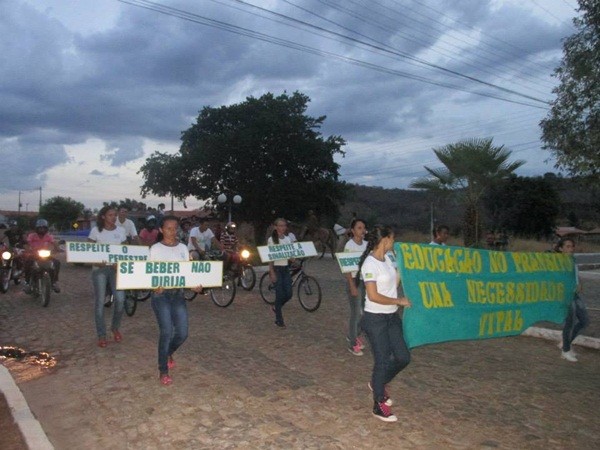 UESM realiza desfile cívico com o tema: “50 anos de educação de qualidade transformando vidas” - Imagem 43
