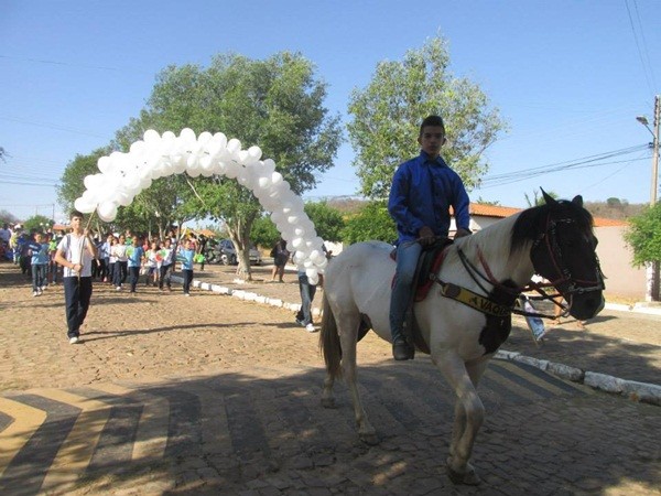 Público prestigia Desfile Cívico das escolas municipais que tiveram educação, avanço e desafio como tema - Imagem 54