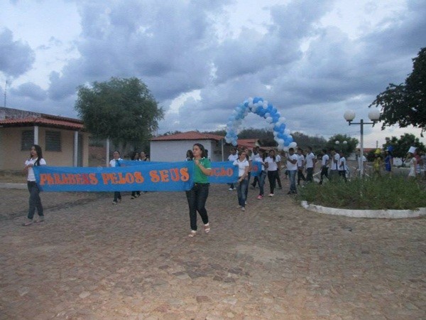 UESM realiza desfile cívico com o tema: “50 anos de educação de qualidade transformando vidas” - Imagem 36