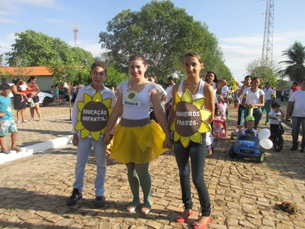 Público prestigia Desfile Cívico das escolas municipais que tiveram educação, avanço e desafio como tema - Imagem 30