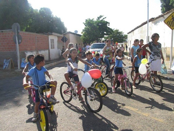 Público prestigia Desfile Cívico das escolas municipais que tiveram educação, avanço e desafio como tema - Imagem 79