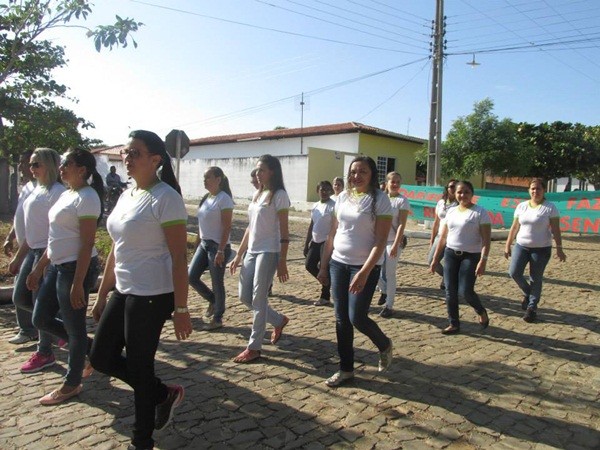 Público prestigia Desfile Cívico das escolas municipais que tiveram educação, avanço e desafio como tema - Imagem 59