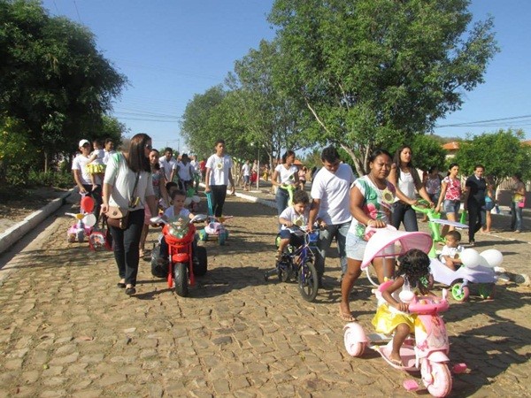 Público prestigia Desfile Cívico das escolas municipais que tiveram educação, avanço e desafio como tema - Imagem 31