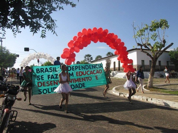 Público prestigia Desfile Cívico das escolas municipais que tiveram educação, avanço e desafio como tema - Imagem 13