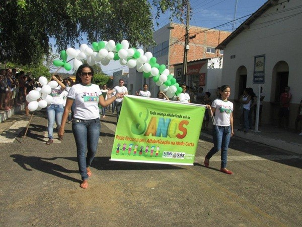 Público prestigia Desfile Cívico das escolas municipais que tiveram educação, avanço e desafio como tema - Imagem 25