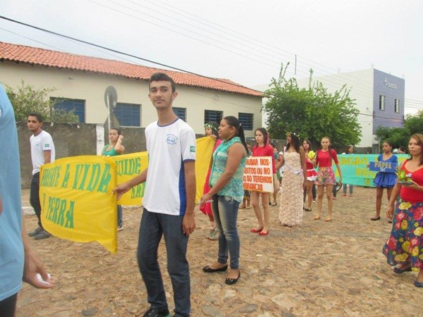 UESM realiza desfile cívico com o tema: “50 anos de educação de qualidade transformando vidas” - Imagem 31