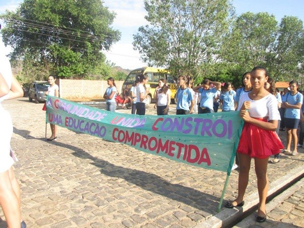 Público prestigia Desfile Cívico das escolas municipais que tiveram educação, avanço e desafio como tema - Imagem 78