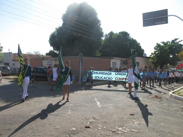 Público prestigia Desfile Cívico das escolas municipais que tiveram educação, avanço e desafio como tema - Imagem 46