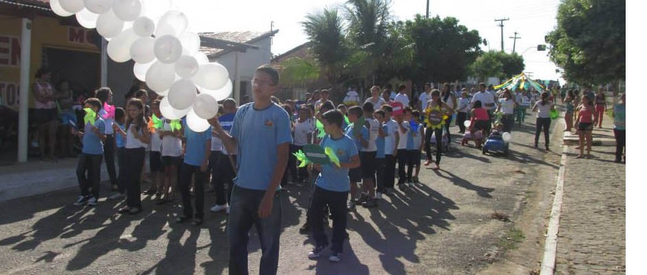 Público prestigia Desfile Cívico das escolas municipais que tiveram educação, avanço e desafio como tema