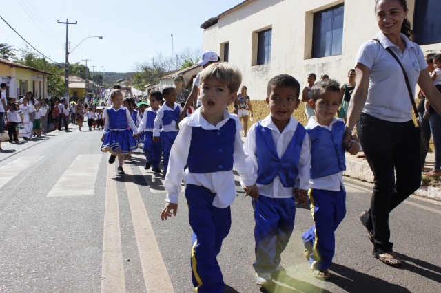 Milhares de alunos participaram do desfile dos 7 de setembro no município - Imagem 10