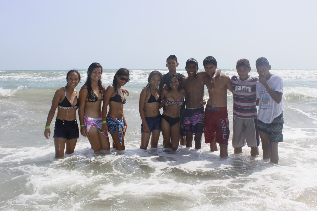 Prefeita leva jovens e  pessoas da terceira idade para o litoral piauiense